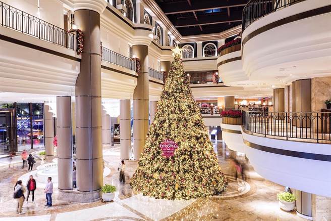 台北君悅酒店大廳近10米高的耶誕樹，今年被妝點得金碧輝煌。（台北君悅酒店提供）