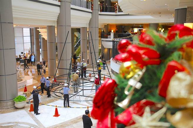 台北君悅酒店的耶誕樹，每年重新組裝時工程浩大，需由20多人合作，共花近2000小時才得以完成。（台北君悅酒店提供）