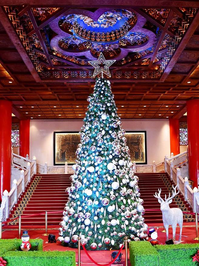 台北圓山大飯店的耶誕樹高約6米，今年以銀白色系布置，搭配歐洲庭院般的優美造景，年底前更每日定時上演七彩燈光秀。（台北圓山大飯店提供）