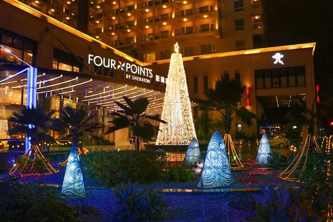澎湖福朋喜來登酒店今年在飯店大門外，豎立起約3.5層樓高、澎湖最大的耶誕樹，並打造耶誕海洋花園。（澎湖福朋喜來登酒店提供）