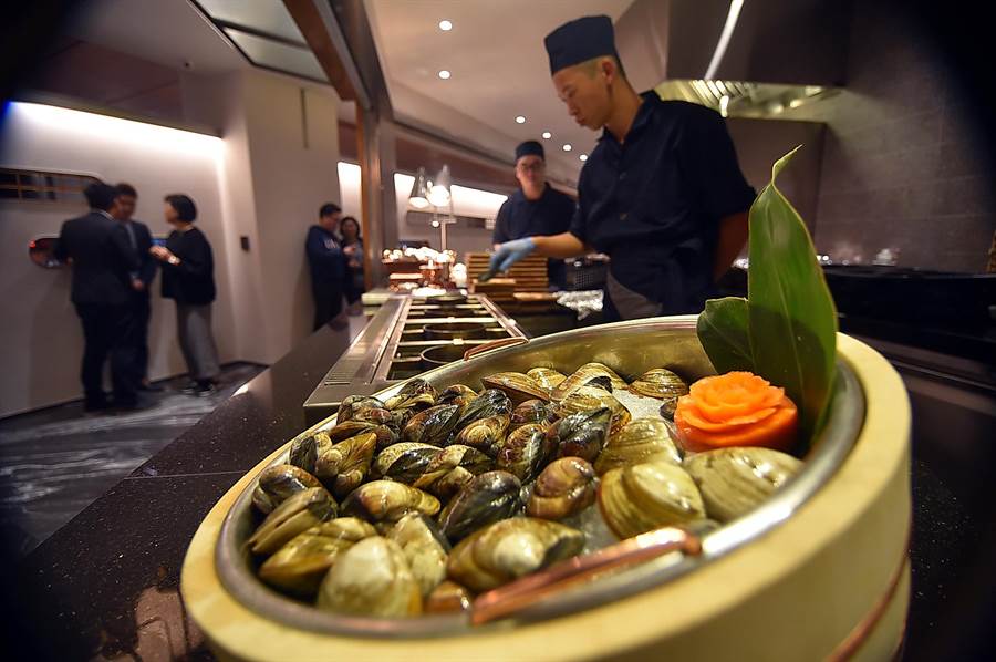 〈旭集〉日料自助餐廳的菜式幾乎全數在客人面前現場烹調料理，包括〈蛤蜊吸物〉、〈鮭魚石狩鍋〉都不例外。（圖／姚舜）