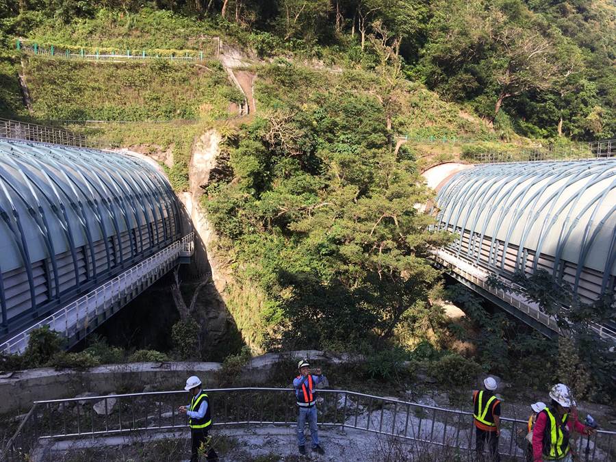 觀音隧道與谷風隧道，中間有一到約60公尺長的山谷，公路總局採用半封閉式橋梁銜接。（陳祐誠攝）