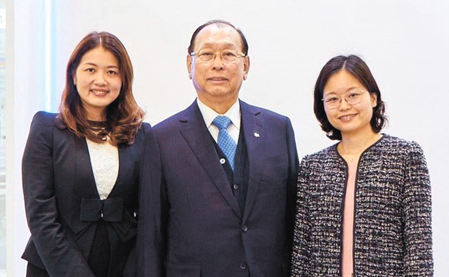 美吾華懷特生技集團董事長李成家（中）及兩位女兒，李伊俐（左）、李伊伶（右）。圖／業者提供