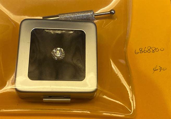 检调查扣价值600多万的裸钻。（嘉义地检署提供／廖素慧翻摄）