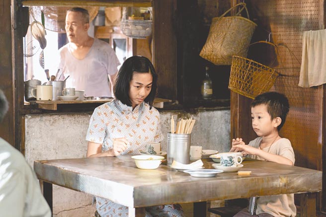 陳雪甄（左）與9歲的大馬童星官佳賢飾演母子，在片中有大量對手戲。（牽猴子提供）