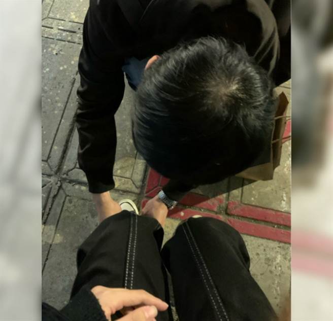 正妹遇陌生男帮绑鞋带 网曝悲伤事(图/ 摘自《批踢踢实业坊》)