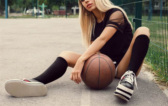 球衣妹下身失踪伸展 弯腰美臀滑出(示意图/达志影像)