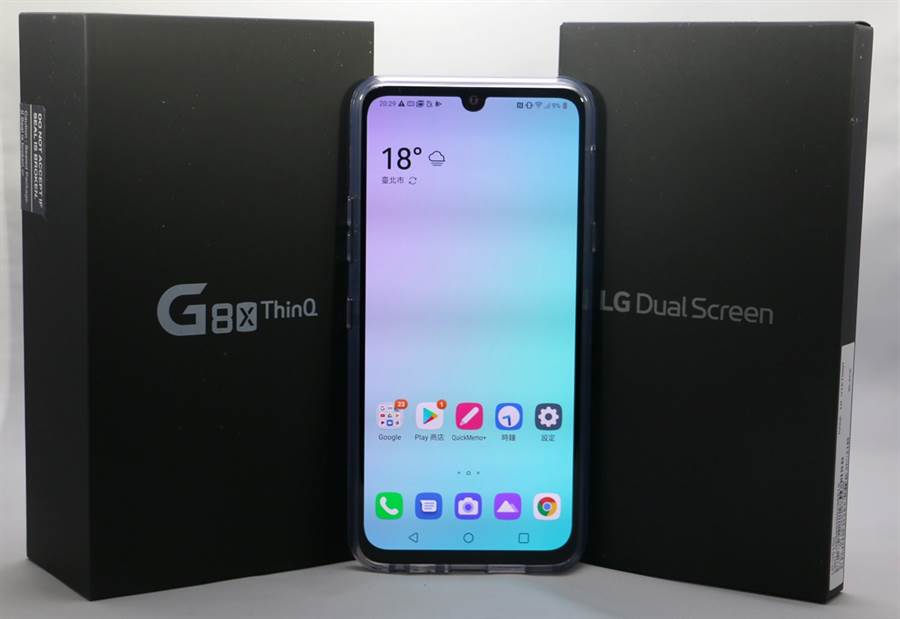 LG G8X ThinQ完整盒裝就附有Dual Screen雙螢幕配件。(黃慧雯攝)