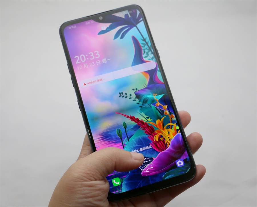 LG G8X ThinQ支援螢幕下指紋辨識功能。(黃慧雯攝)