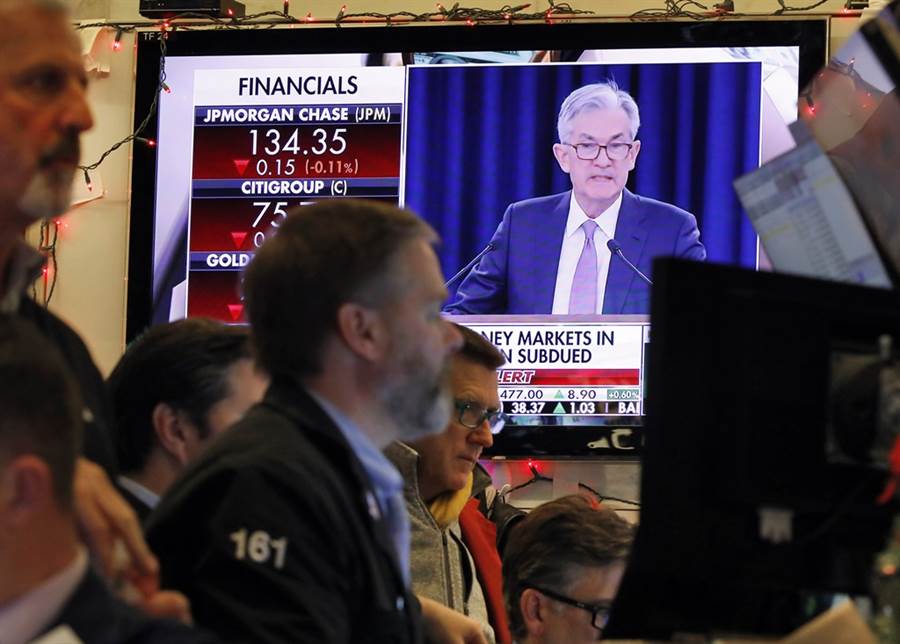 儘管美股不斷飆新高，但專家提醒投資人，小心明年美股泡沫破滅。（美聯社）