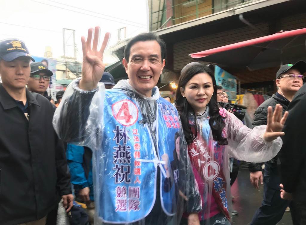前總統馬英九陪同國民黨台南市第四選區立委候選人林燕祝掃街拜票。（洪榮志攝）