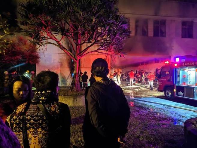 台南市玉井區三埔里一處宗教人士的共修場所，凌晨1時許突然發生火警，火勢從一樓開始延燒，熟睡的信眾驚醒後在火煙中倉皇逃生，警消據報立刻前來馳援，陸續將人救出，共造成7死、3人輕重傷送醫，37人安全無虞，火勢在3時許撲滅，警方查出，涉嫌縱火的竟是曾在該處被收容的21歲男子曾文彥，而縱火動機僅是不滿負責人拒絕他繼續入住就憤而縱火殺人。（圖/莊曜聰攝）