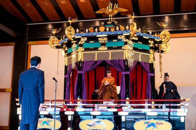 《中时电子报》评选日皇明仁生前退位、德仁登基、日本开启令和时代为2019年最重大王室新闻。画面为德仁10月22日进行「即位礼正殿之仪」的资料照。（图TPG、达志影像）