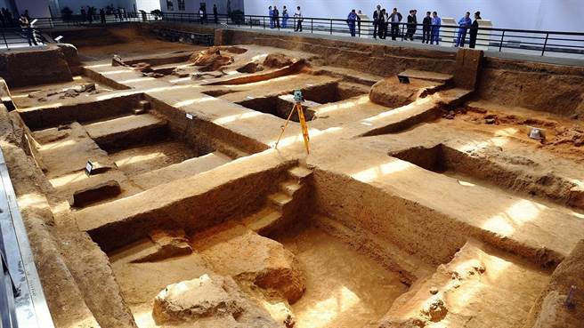 秦始皇陵外城西一号墓平面呈「中」字形，分南、北墓道与墓室共3部分，总面积约1900平方米。是目前发现秦代规模最大、等级最高、保存最完好的大型墓葬。（图／微博@王朝的废墟）