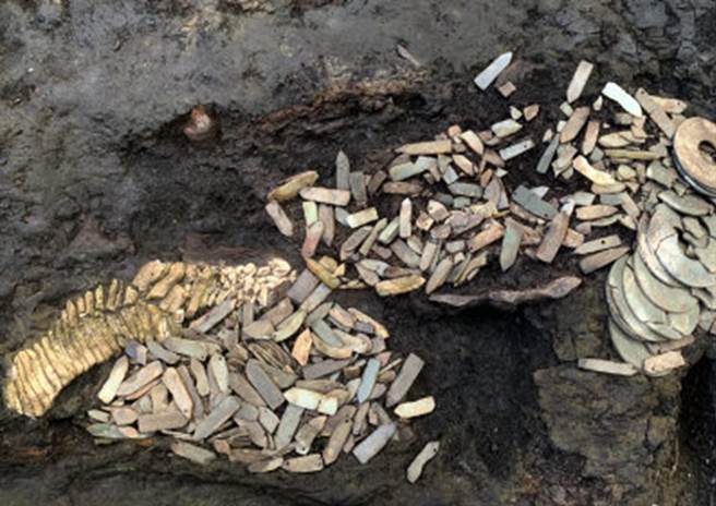 一号墓中出土大量陪葬品中多为贵重物品，显示墓主阶级极高，与秦始皇关系非常密切。（图／微博@王朝的废墟）