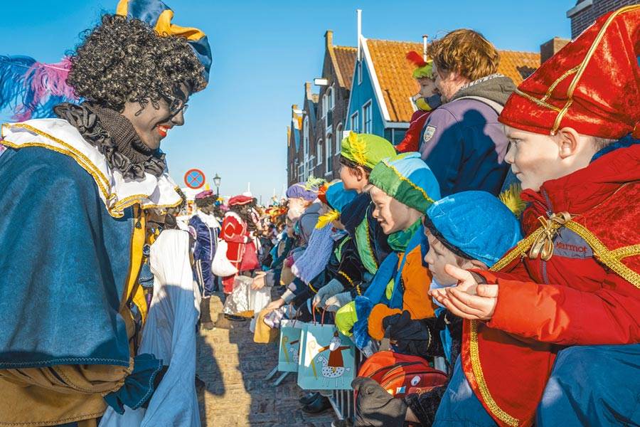 荷蘭人12月6日慶祝傳統節慶「聖尼可拉斯節」（Sinterklaas），這是荷蘭最重要的節日，甚至比耶誕節更熱鬧、更有氣氛。（美聯社）