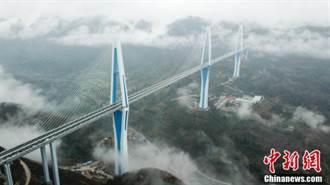世界最高混凝土高塔橋平塘特大橋建成通車