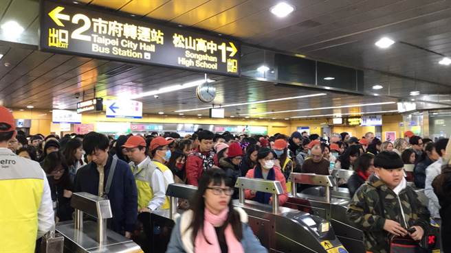 2020跨年夜北捷塞爆，烟火秀结束后，民眾涌入捷运站，0时突破284.3万人，造成悠游卡一度大当机。（资料照／张颖齐摄）