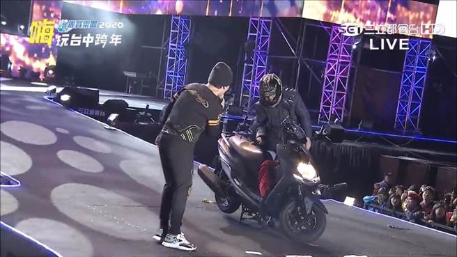 吳宗憲跨年晚會遇到機車男騎車上舞台意外。（翻攝三立YouTube）