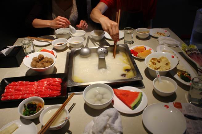 女优雅吃海底捞 惨被甩麵师傅打脸(示意图/达志影像)