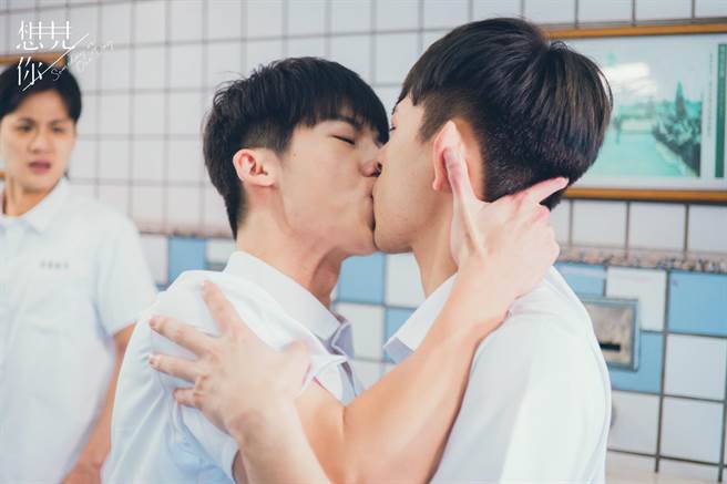 許光漢與連晨翔為《想見你》獻上螢幕男男初吻。（中視提供）