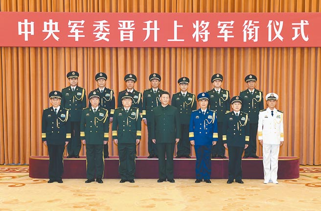 2019年12月12日，中央军委主席习近平（中）等领导，与晋陞上将军衔的军官合影。（新华社）