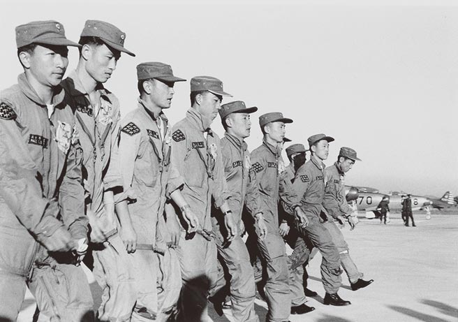 1957年12月27日，我空軍雷虎小組載譽歸國。（本報系資料照片）