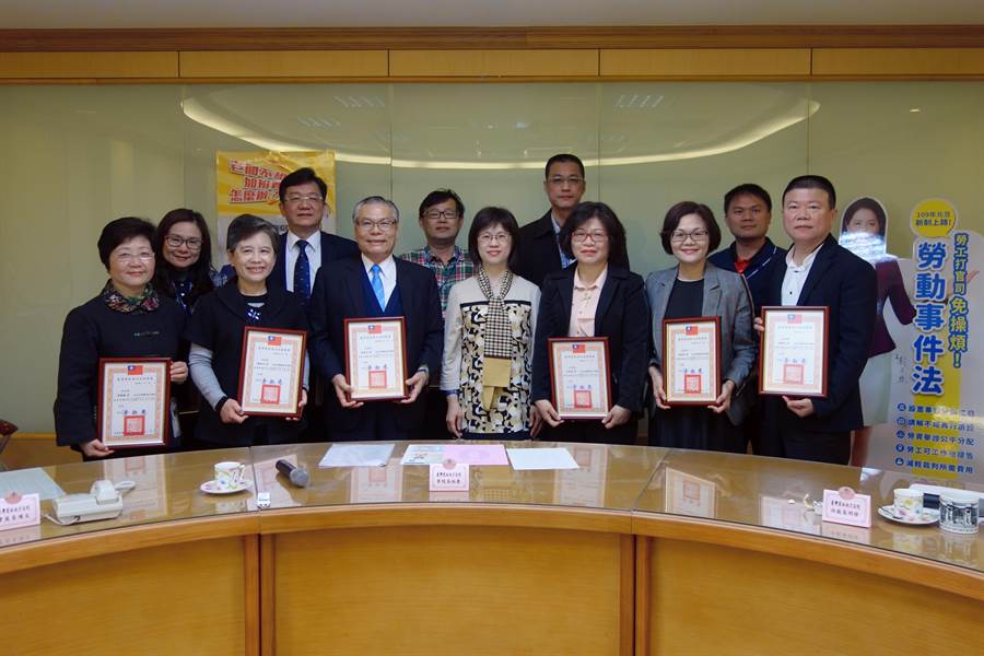 雲地院長李淑惠（前右四）授證給各勞動調解委員。（雲林地方法院提供／許素惠雲林傳真）