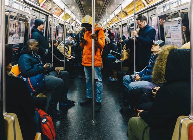 少女搭地铁睡着 竟遭怪男强抱硬上(示意图/达志影像)