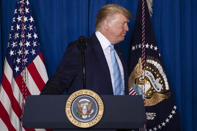 美媒透露，此时正距离总统大选仅剩数月，川普事实上不愿兵行险着让中东再添战火；不过在伊朗支持的民兵组织与美近期又发衝突后，在促使长期鼓吹对伊朗採强硬手段的鹰派说服下，才让川普下此做出豪赌。（美联社）