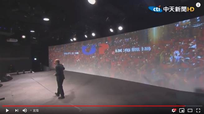 韩国瑜在政策会上，选了去年底在台中大雨中的造势照片「我们主场，旗海飘扬」当作代表，称30万人愿意在大雨中等他，是他人生最感动时刻。 (图／中天新闻)