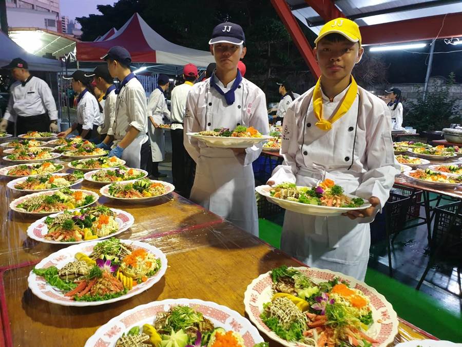 吳伯恩和吳伯岩兩兄弟到圍爐會場幫忙做菜給弱勢家庭吃。（新北市社會局提供／葉書宏新北傳真）