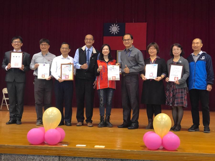 台南市學校致贈感謝狀給人間道慈善會。（義竹國中提供／張毓翎嘉義傳真）