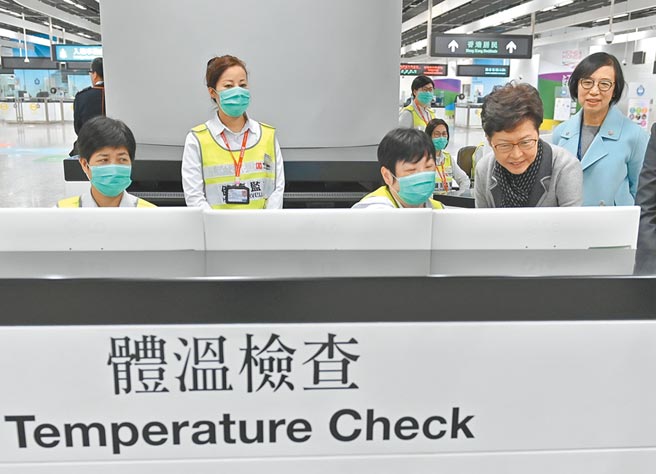 1月3日，香港特首林鄭月娥（右2）到高鐵西九龍站，視察就武漢出現的肺炎病例群組個案，在出入境口岸所採取的預防措施。（中新社）
