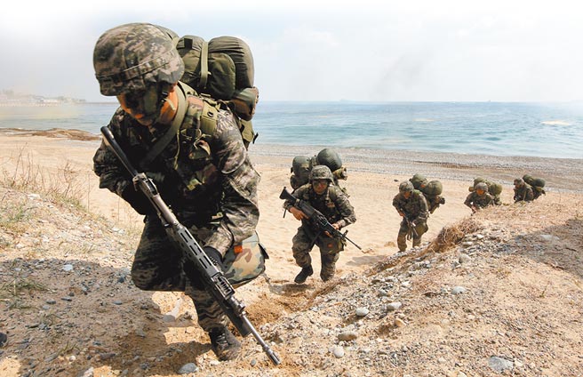 2013年4月26日，南韩浦项，韩美两军进行登陆训练。（新华社）