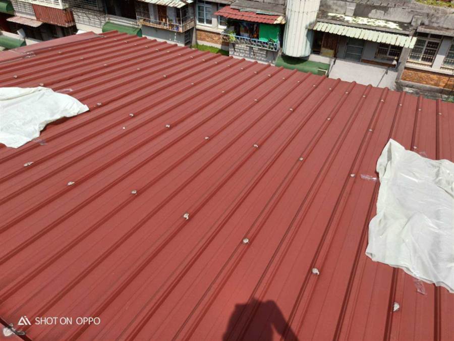 施工廠商當初在施工前依案主指示在原鐵皮屋頂上貼上塑膠袋，再拍照作為申請要件。（圖∕爆料人提供）