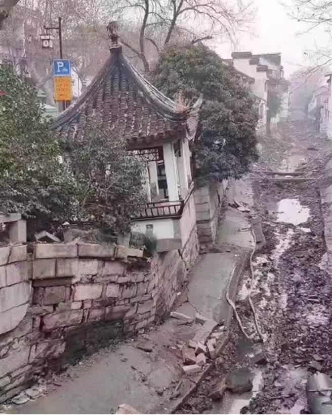 苏州旅游特色名街十全街附近发生下沉塌陷。（凤凰网）