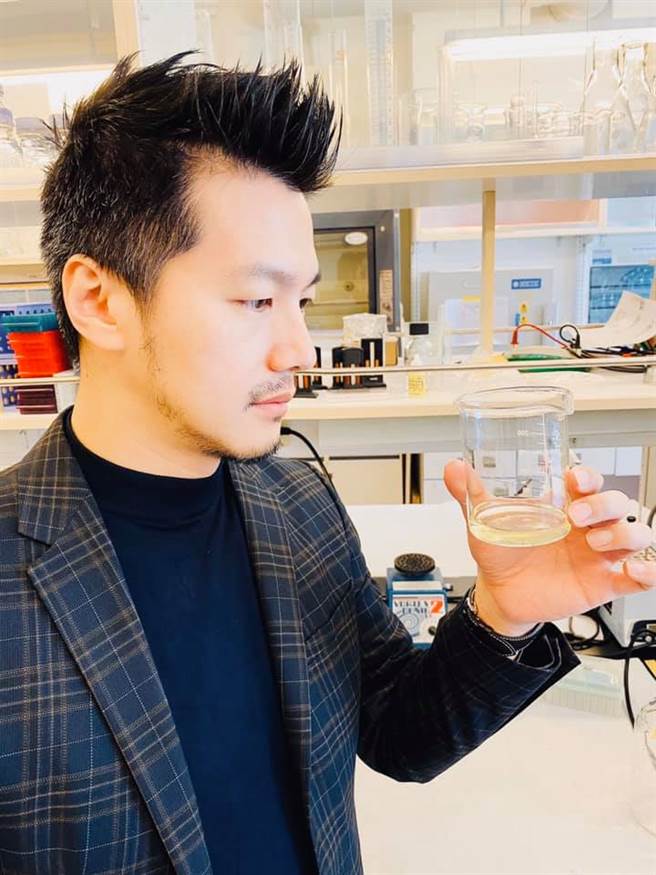 毒理学教授招名威表示，缩水甘油酯本身毒性不高，但吃下肚后，小肠分泌的水解酶会将缩水甘油酯转换成缩水甘油，已被世界卫生组织国际癌症研究机构列为2A级致癌物。(图/摘自招名威教授 毒理威廉脸书)