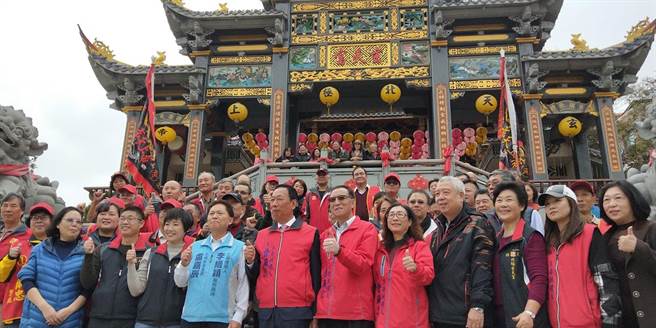 鸿海创办人郭台铭今（6日）上午飞抵马祖南竿，与无党籍候选人曹尔忠一起前往玄天宫参拜。（摘自曹尔忠脸书／叶书宏连江传真）