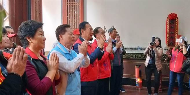 鸿海创办人郭台铭今（6日）上午飞抵马祖南竿，与无党籍候选人曹尔忠一起前往玄天宫参拜。（摘自曹尔忠脸书／叶书宏连江传真）