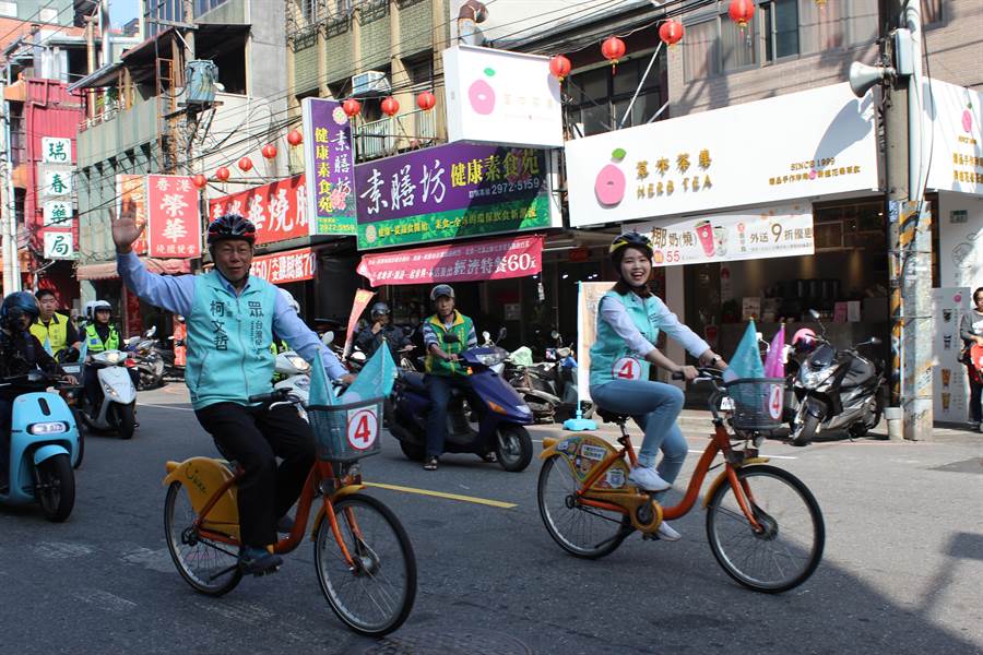 柯文哲騎單車為李旻蔚掃街助選。（戴上容攝）