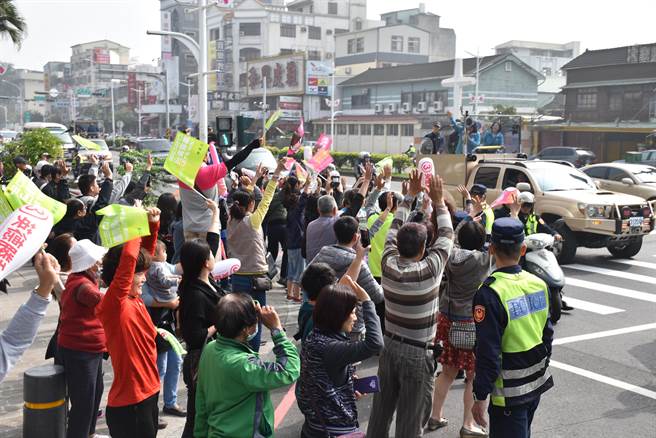 民進黨總統候選人蔡英文今7日到嘉義市掃街，受到支持者熱情歡迎。（呂妍庭攝）