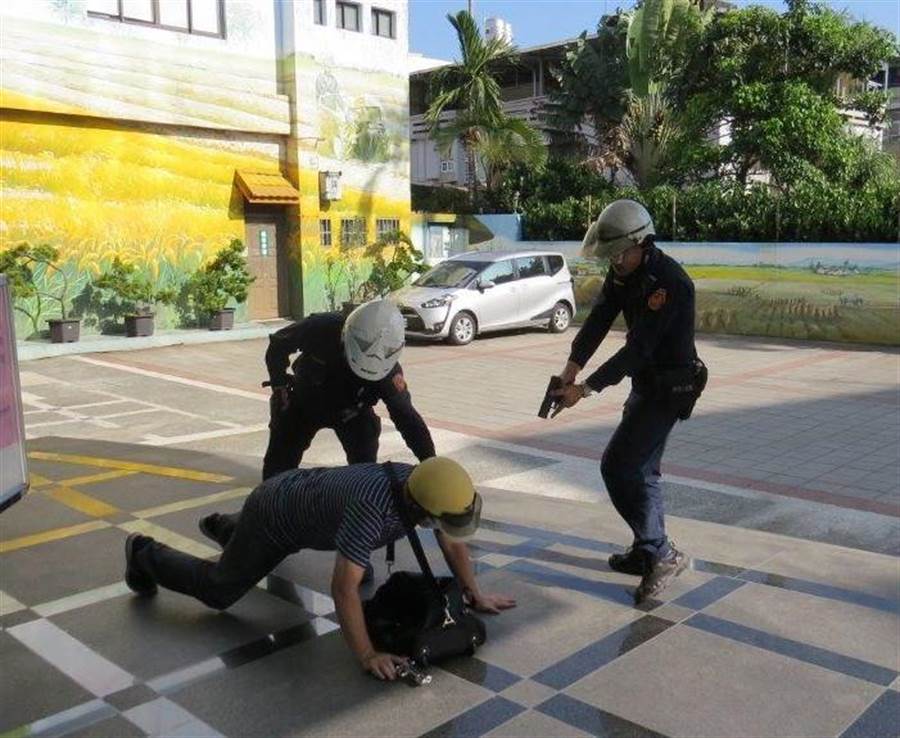 高雄市仁武警分局防搶演練逼真。（仁武分局提供／林瑞益高雄傳真）