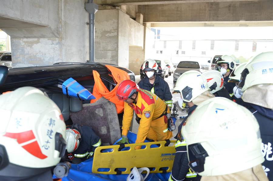 桃園市消防局第一救災救護大隊7日在國道2號橋下空地舉辦八德區聯合車禍救助訓練。（賴佑維攝）