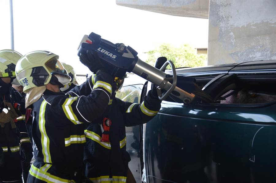 桃園市消防局第一救災救護大隊7日在國道2號橋下空地舉辦八德區聯合車禍救助訓練。（賴佑維攝）