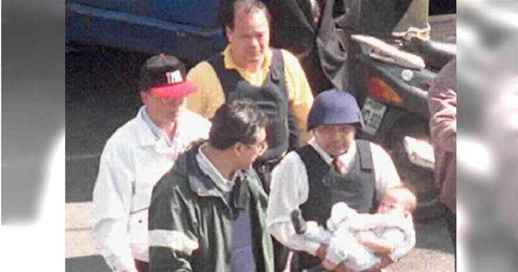 時任台北市刑警大隊長的侯友宜，接著戴鋼盔進入南非武官卓懋祺家中救出小嬰兒。（圖∕報系資料照）