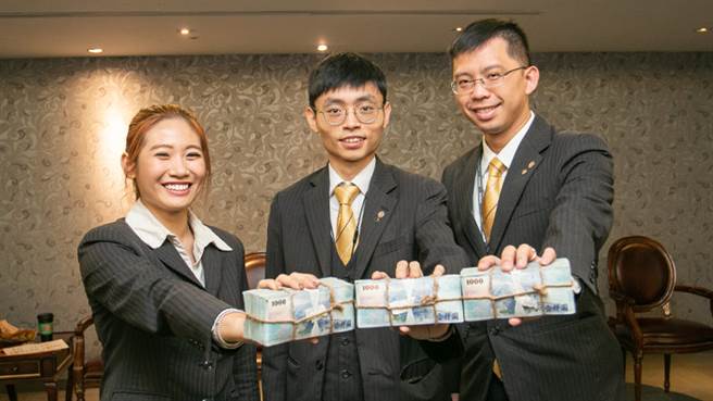 永庆房屋吴政阳(图中)自餐饮业转职，人生舞台从此不一样。