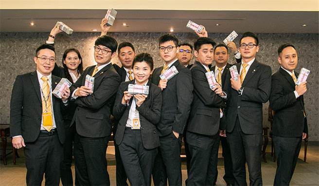 苏顺成(左四)转职衝出好成绩，要用奖金招待全家出国旅游！