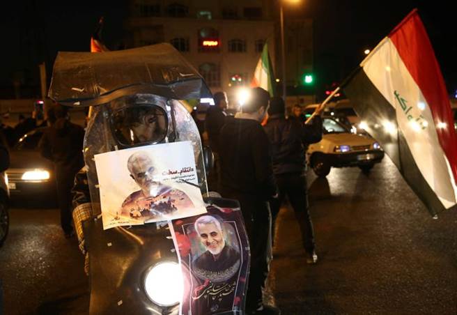 伊朗飞弹攻击伊拉克基地的美国目标后，伊朗群眾在德黑兰街头举着苏雷曼尼的画像大肆庆祝。（路透）