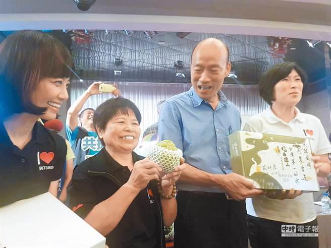 韩国瑜（右二）回应陈树菊（左二）遭绿粉羞辱一事，要大家心胸更开阔（本报资料照／刘宥廷摄）